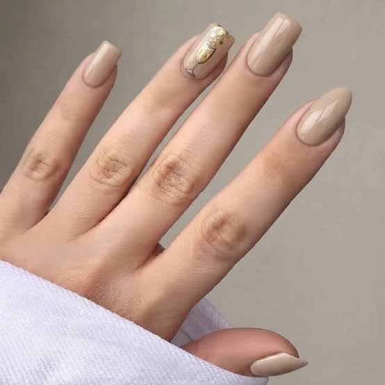 Neutral Beige Nude with Champagne Glass Accent Nail Neutral Beige Nude with Champagne Glass Accent Nail — Simple Champagne Nails