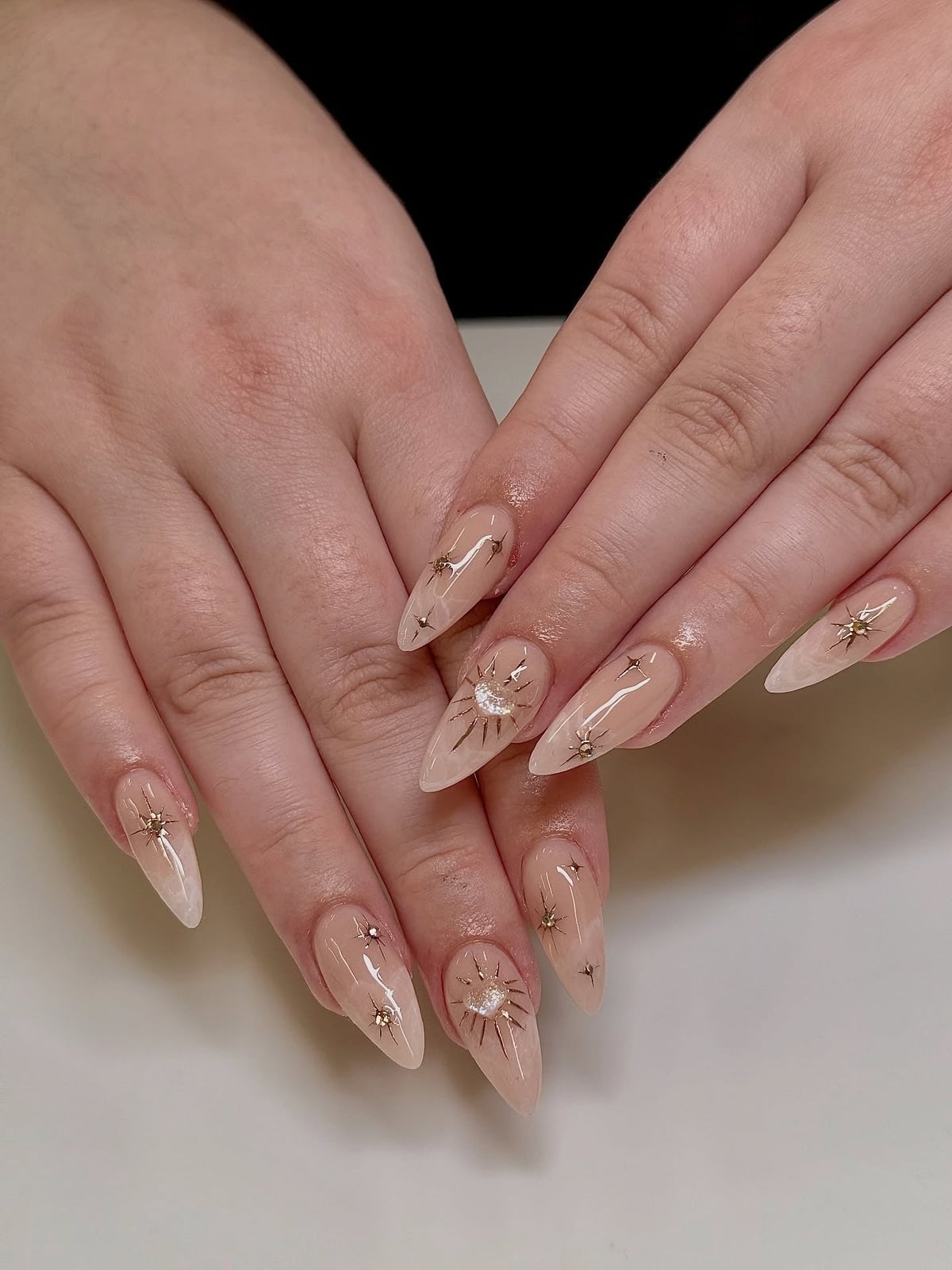 Sheer Milky Pink Cat-Eye Oval Nails With золотые звезды и луны Sheer Milky Pink Cat-Eye Oval Nails With золотые звезды и луны — Simple Champagne Nails