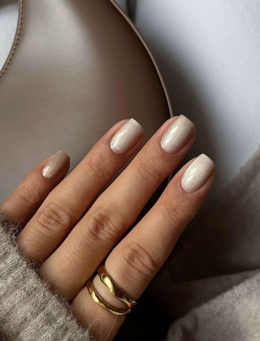 Milky Shimmer Off-White Short Square Nails Milky Shimmer Off-White Short Square Nails — Simple Champagne Nails