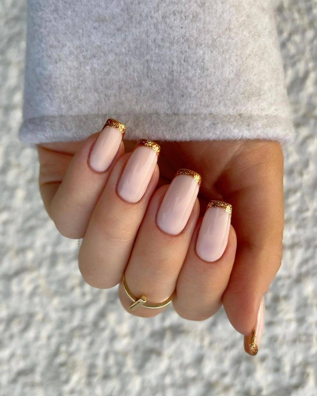 Pale Pink Square Nails with Gold Glitter Tips Pale Pink Square Nails with Gold Glitter Tips — Simple Champagne Nails