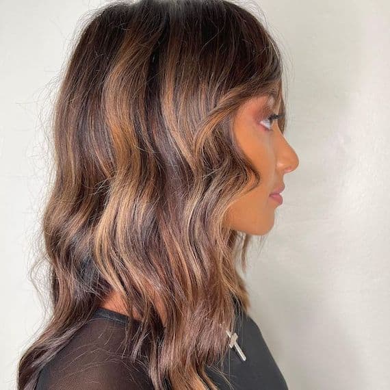 Collarbone Layers With Medium Brown and Warm Blonde Highlights Collarbone Layers With Medium Brown and Warm Blonde Highlights — Simple Chocolate Highlights
