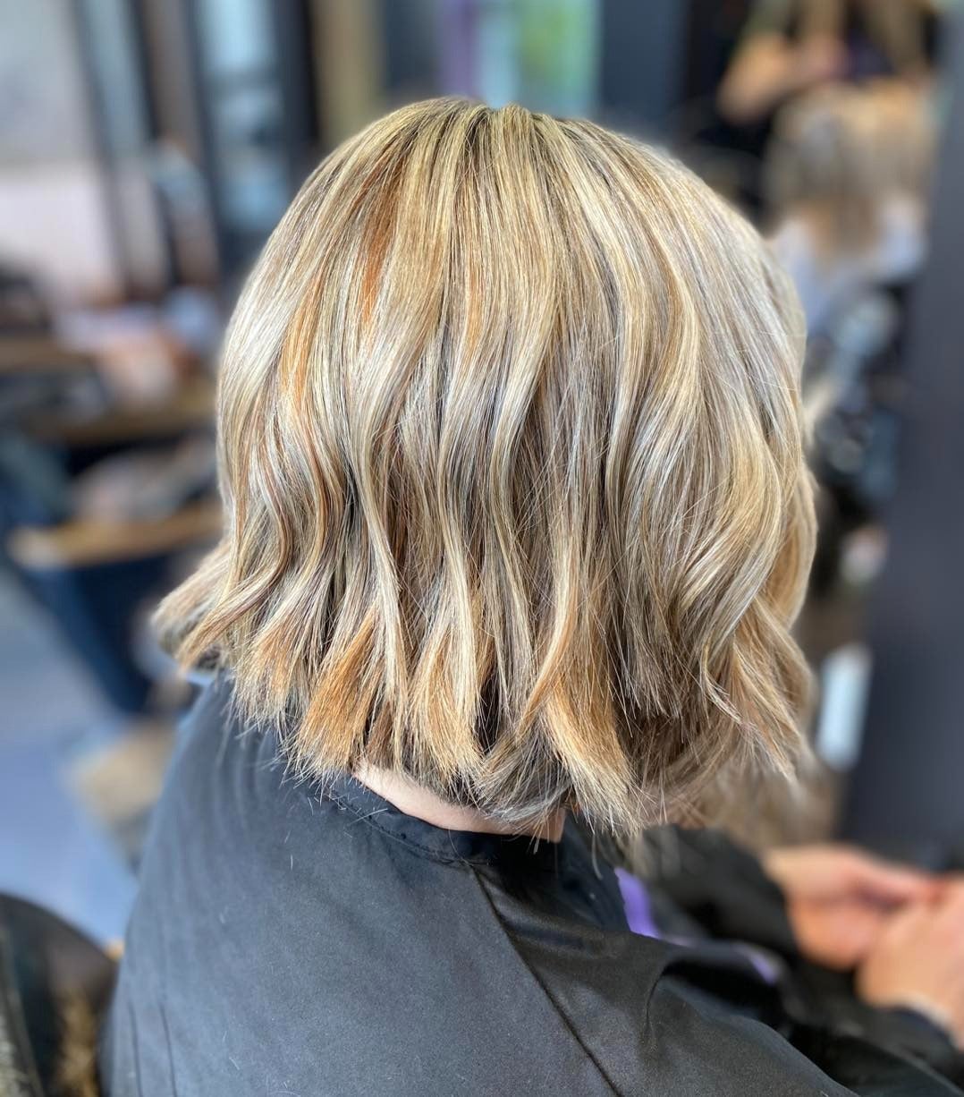 Collarbone Bob With Blonde Highlights And Natural Wave Collarbone Bob With Blonde Highlights And Natural Wave — Simple Choppy Bob