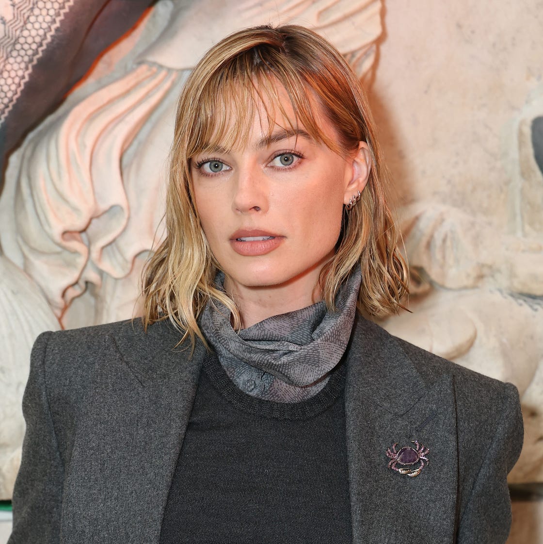 Collarbone Choppy Bob With Dark Blonde Curtain Bangs, Wavy Collarbone Choppy Bob With Dark Blonde Curtain Bangs, Wavy — Simple Choppy Bob