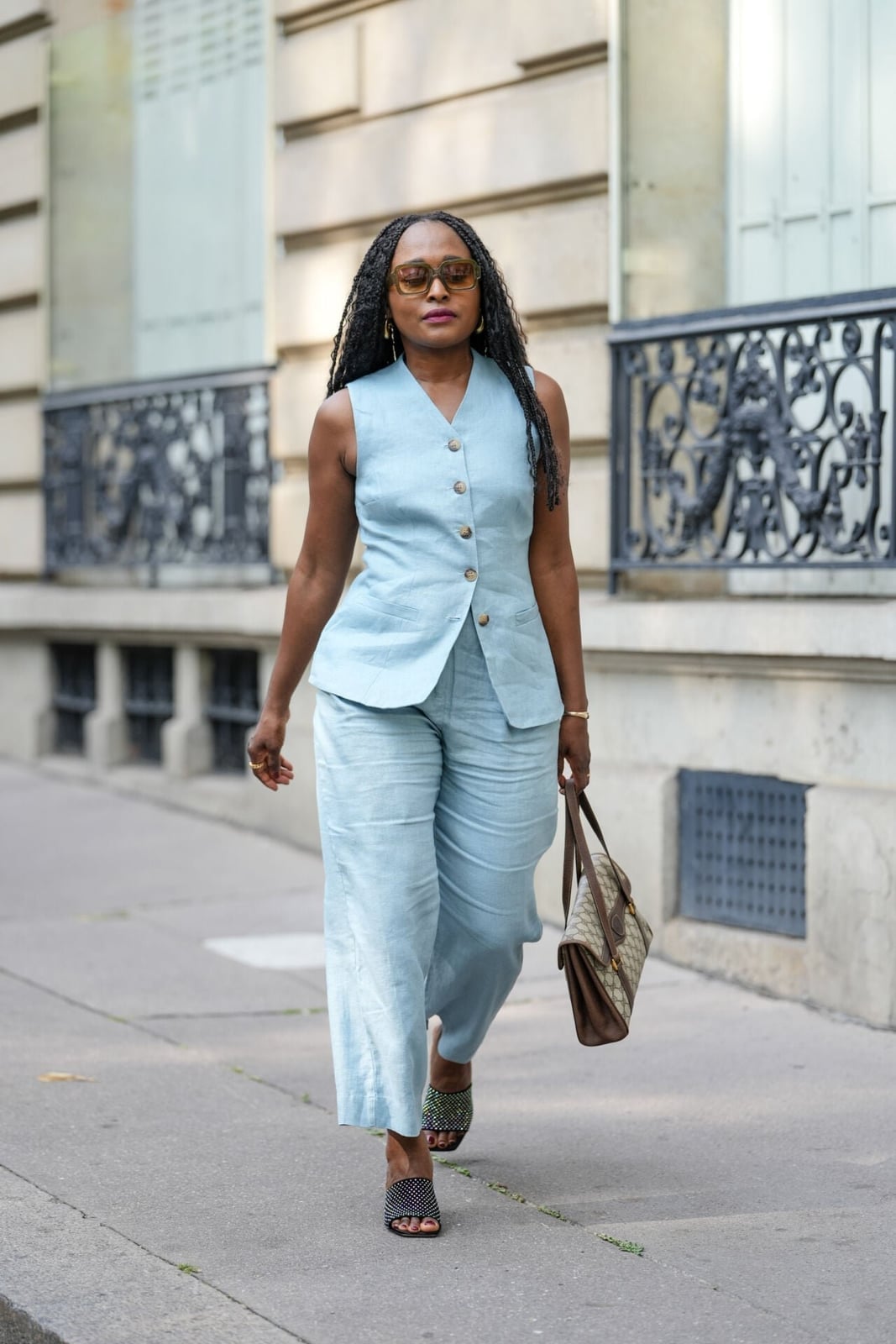 Light Blue Linen Vest and Trousers Set With Patterned Tote Bag — Simple Conference Outfits