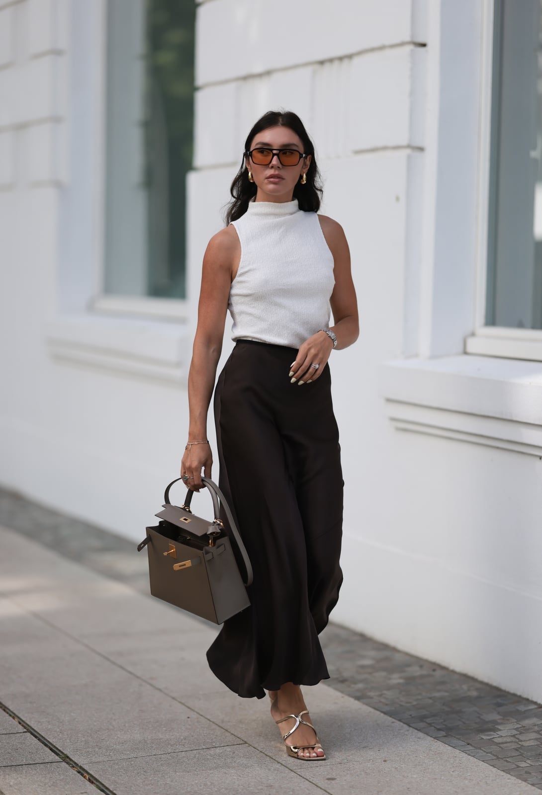 White Mock Neck Top With Dark Brown Wide Leg Trousers White Mock Neck Top With Dark Brown Wide Leg Trousers — Simple Corporate Outfits for Women