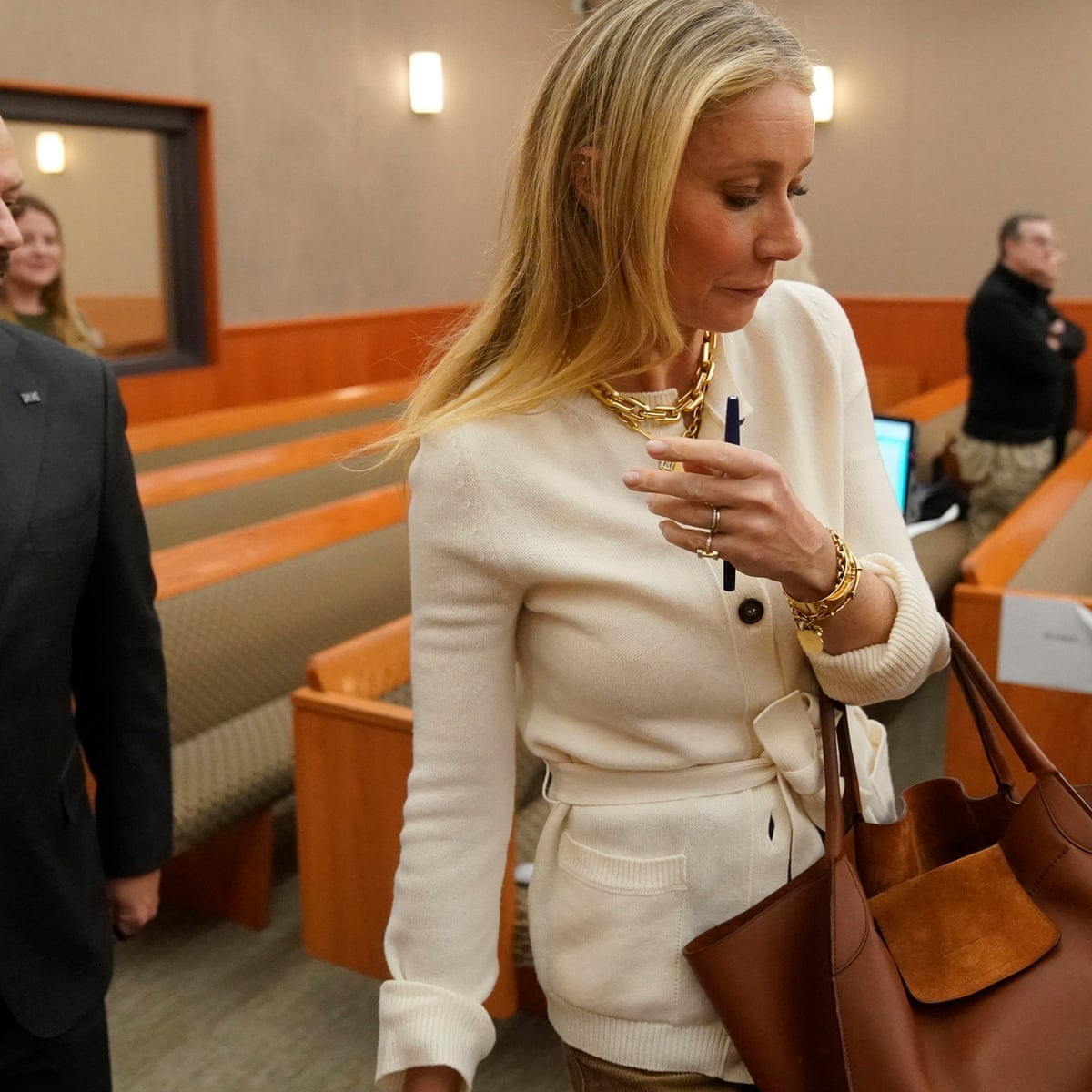 A Cream Knit Cardigan Adds Warmth to a Court Look A Cream Knit Cardigan Adds Warmth to a Court Look — Simple Court Outfits