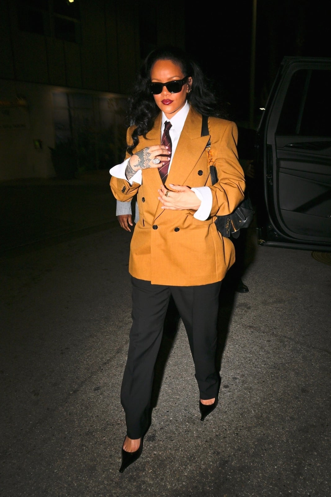 Oversized Camel Blazer Over a White Shirt and Tie Oversized Camel Blazer Over a White Shirt and Tie — Simple Court Outfits