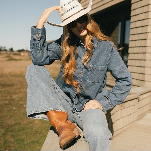 Denim Shirt and Wide-Leg Jeans with Cowboy Hat Denim Shirt and Wide-Leg Jeans with Cowboy Hat — Simple Cowboy Hat Outfits
