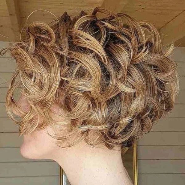Chin Length Bob With Honey Blonde Highlights — Simple Curly Bob Hairstyles
