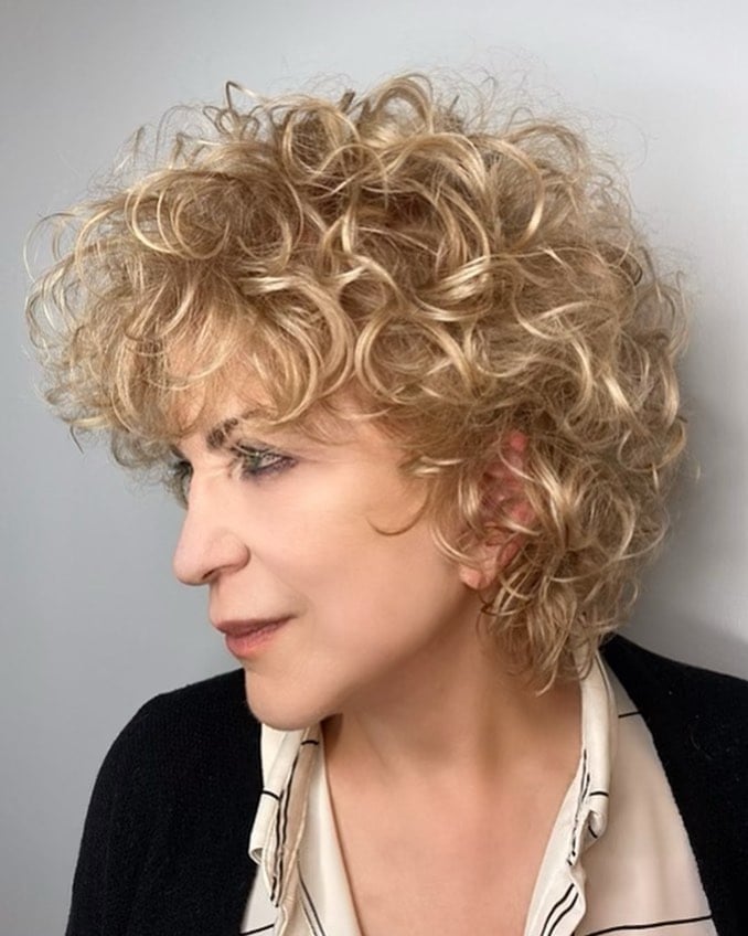 Chin Length Blonde Bob With Defined Curls — Simple Curly Bob Hairstyles