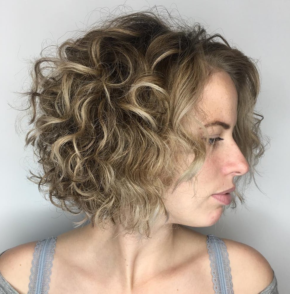 Collarbone Bob With Blonde Highlights and Bouncy Curls, Close-Up Take — Simple Curly Bob Hairstyles