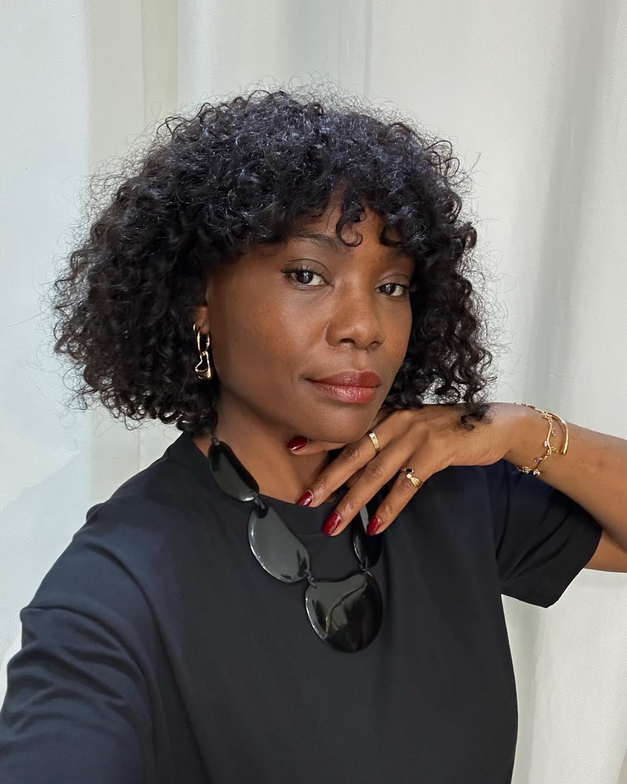 Black Chin Bob With Prominent Curtain Bangs — Simple Curly Bob Hairstyles