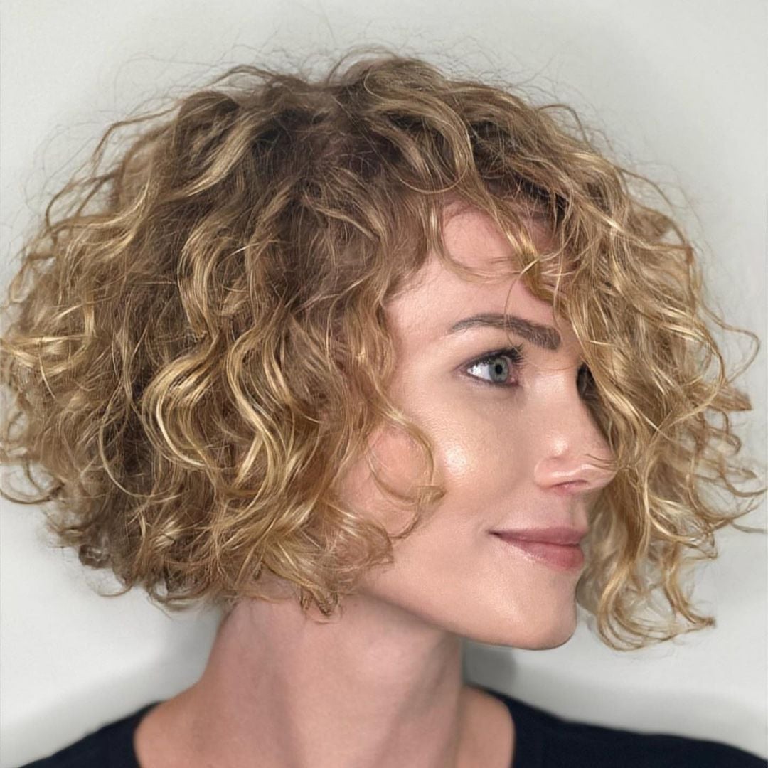Chin Length Blonde Bob With Honey Highlights and Side Swept Bangs — Simple Curly Bob Hairstyles
