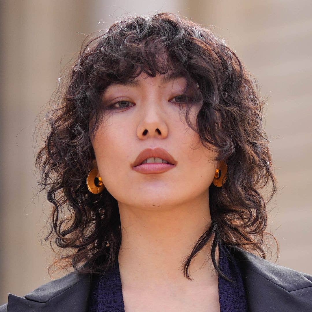 Collarbone Shag With Soft Curtain Bangs Collarbone Shag With Soft Curtain Bangs — Simple Curly Hair Haircuts