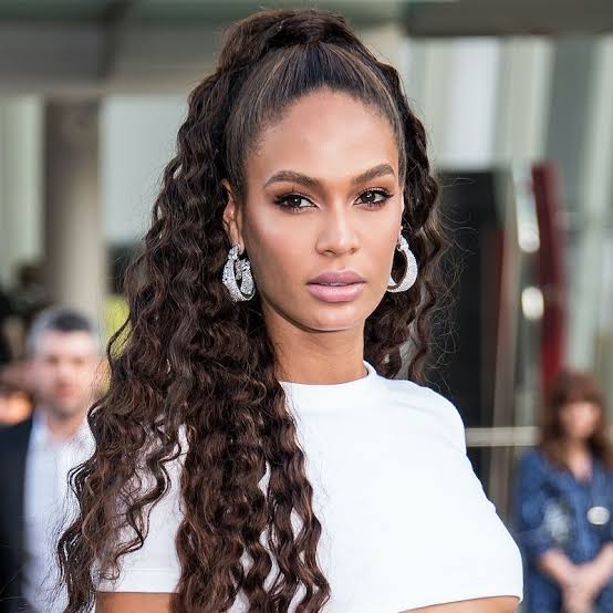 Mid-Back Ponytail With Voluminous Curls Mid-Back Ponytail With Voluminous Curls — Simple Curly Hair Haircuts