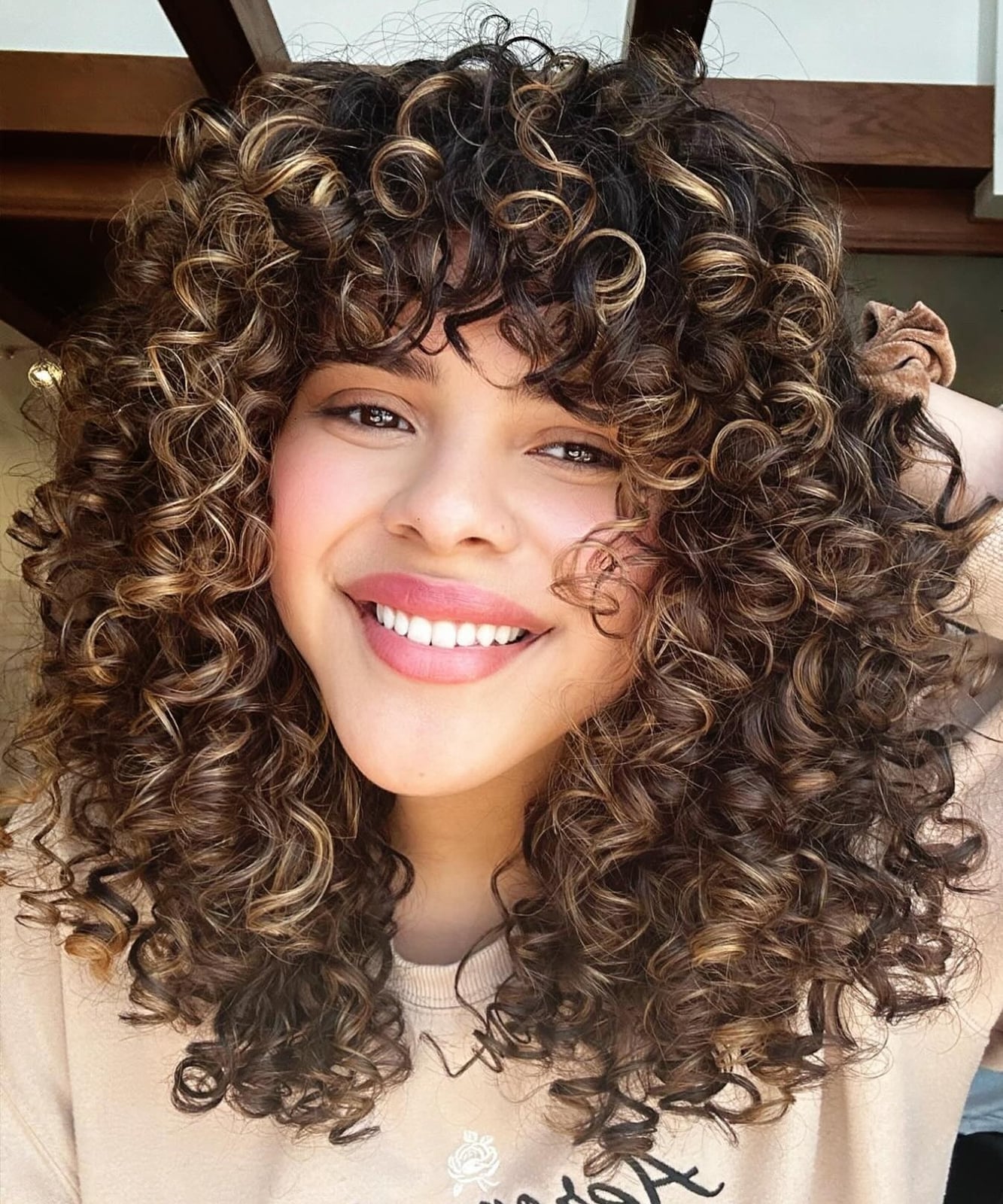 Collarbone Layers With Dark Brown And Blonde Highlights Collarbone Layers With Dark Brown And Blonde Highlights — Simple Curly Hair Haircuts