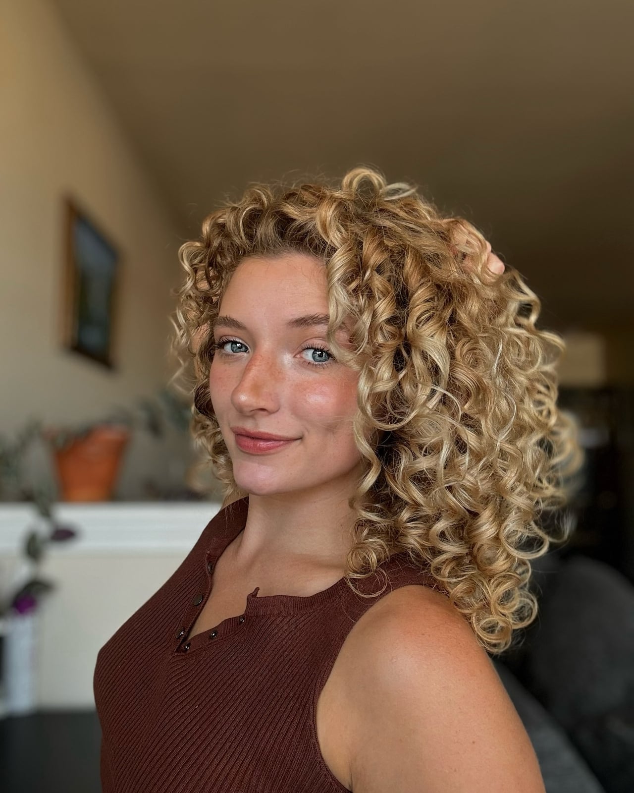Mid-Back Curly Hair With Subtle Blonde Highlights — Simple Curly Hair Highlights