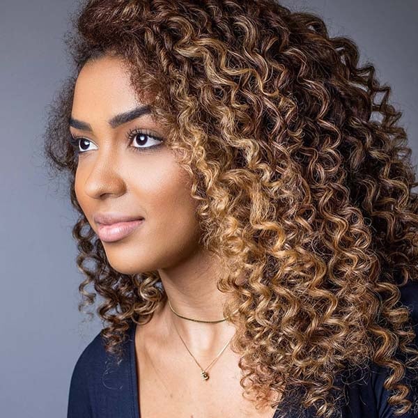 Collarbone Layers With Caramel and Blonde Highlights, Wavy — Simple Curly Hair Highlights