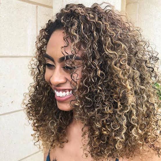 Collarbone Layers With Woven Caramel Highlights, Middle — Simple Curly Hair Highlights