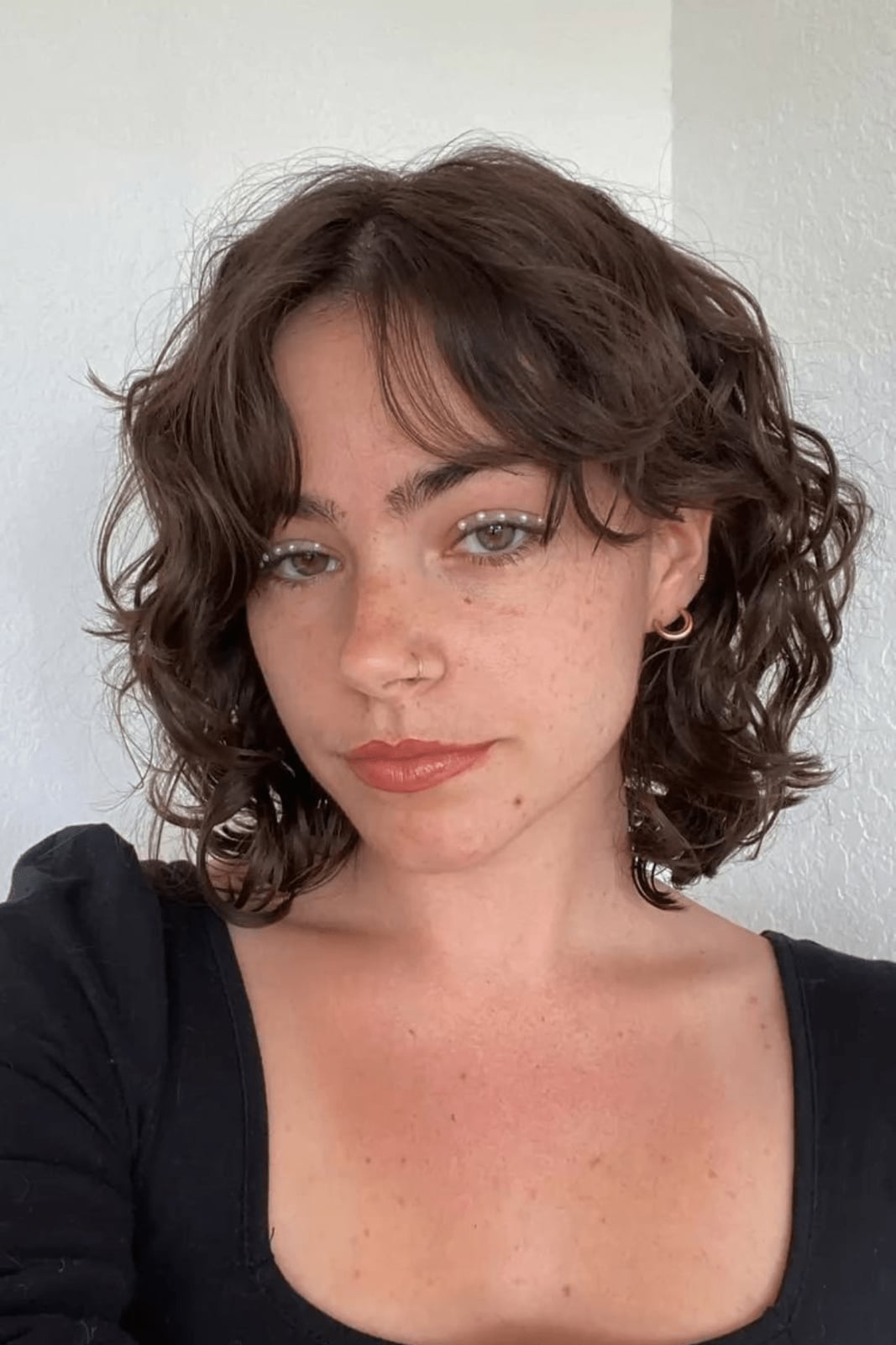 Collarbone Voluminous Shag With Full Fringe and Caramel Highlights Collarbone Voluminous Shag With Full Fringe and Caramel Highlights — Simple Curly Shag