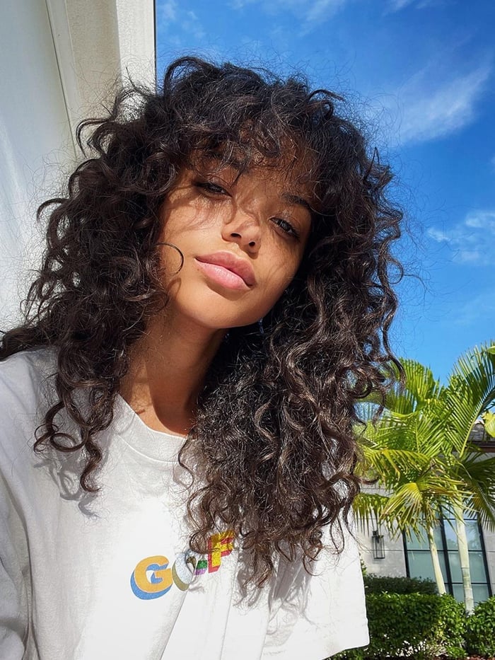 Mid-Back Shag With Curtain Bangs and Natural Texture Mid-Back Shag With Curtain Bangs and Natural Texture — Simple Curly Shag