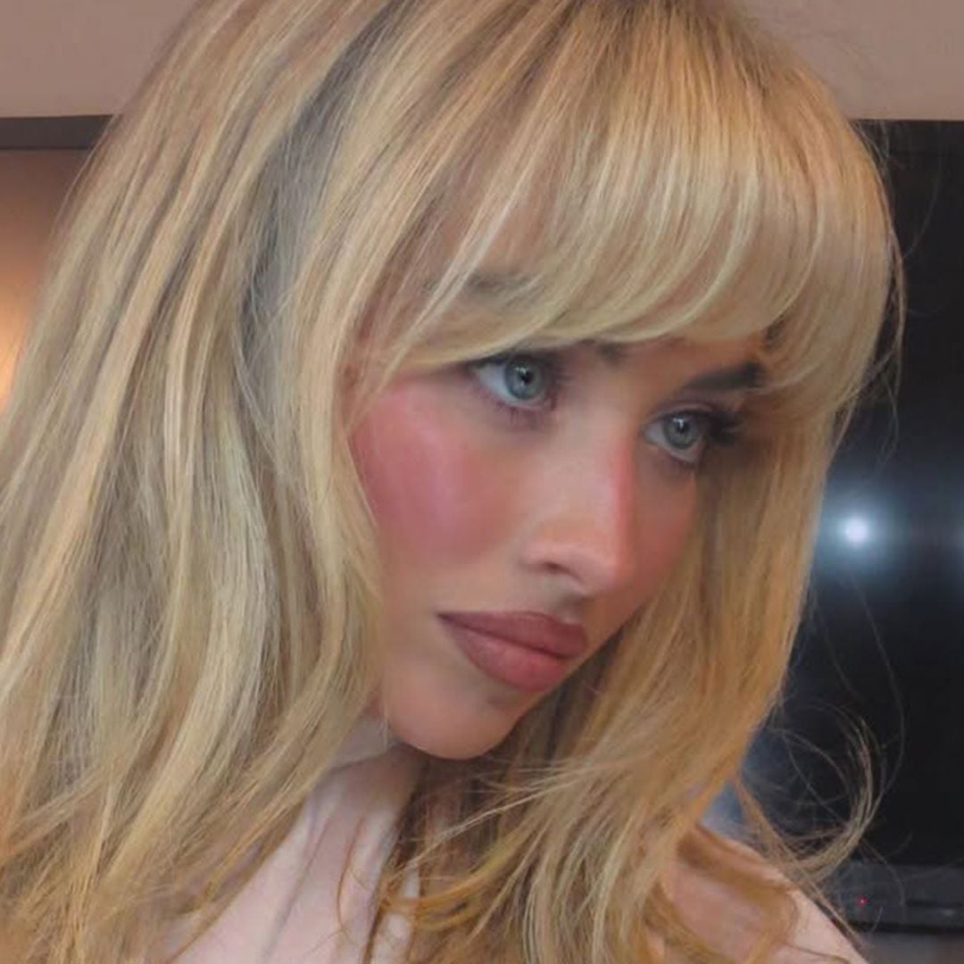 Collarbone Blonde With Side Part Curtain Bangs Collarbone Blonde With Side Part Curtain Bangs — Simple Curtain Bangs with Layers