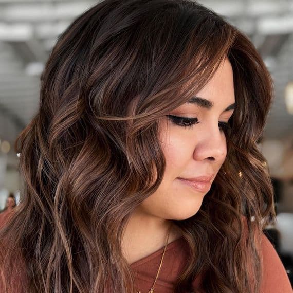 Collarbone Dark Brown Lob With Face-Framing Caramel Highlights Collarbone Dark Brown Lob With Face-Framing Caramel Highlights — Simple Dark Highlights