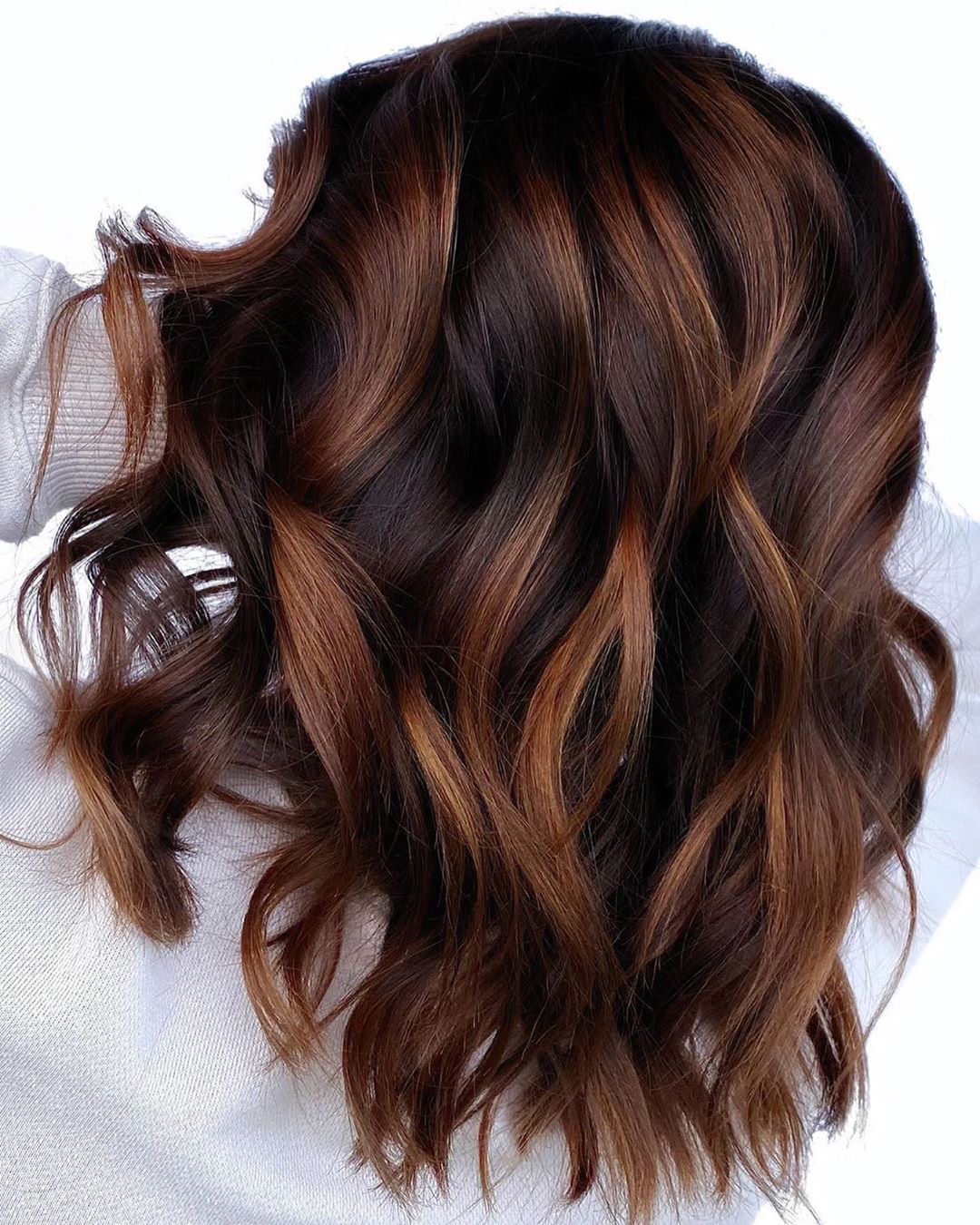 Collarbone Dark Brown With Copper Highlights Contrast Collarbone Dark Brown With Copper Highlights Contrast — Simple Dark Highlights