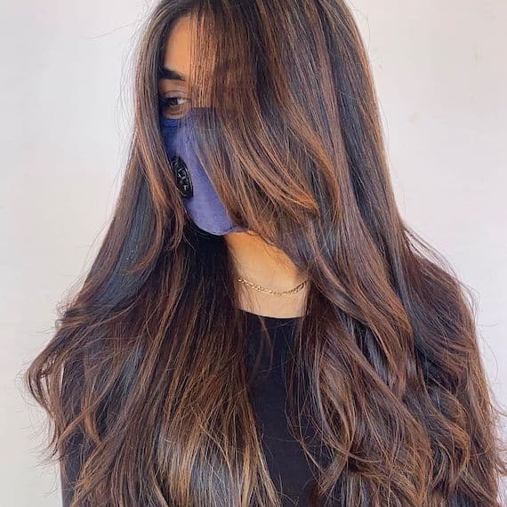 Collarbone Dark Brown Lob With Face-Framing Caramel, Close-Up Take Collarbone Dark Brown Lob With Face-Framing Caramel, Close-Up Take — Simple Dark Highlights