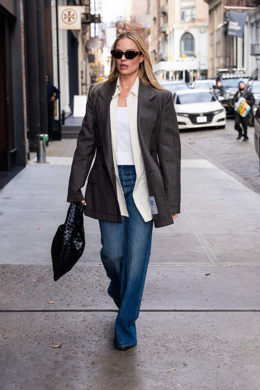 Oversized Blazer With Wide Leg Jeans Oversized Blazer With Wide Leg Jeans — Simple Dinner Outfits