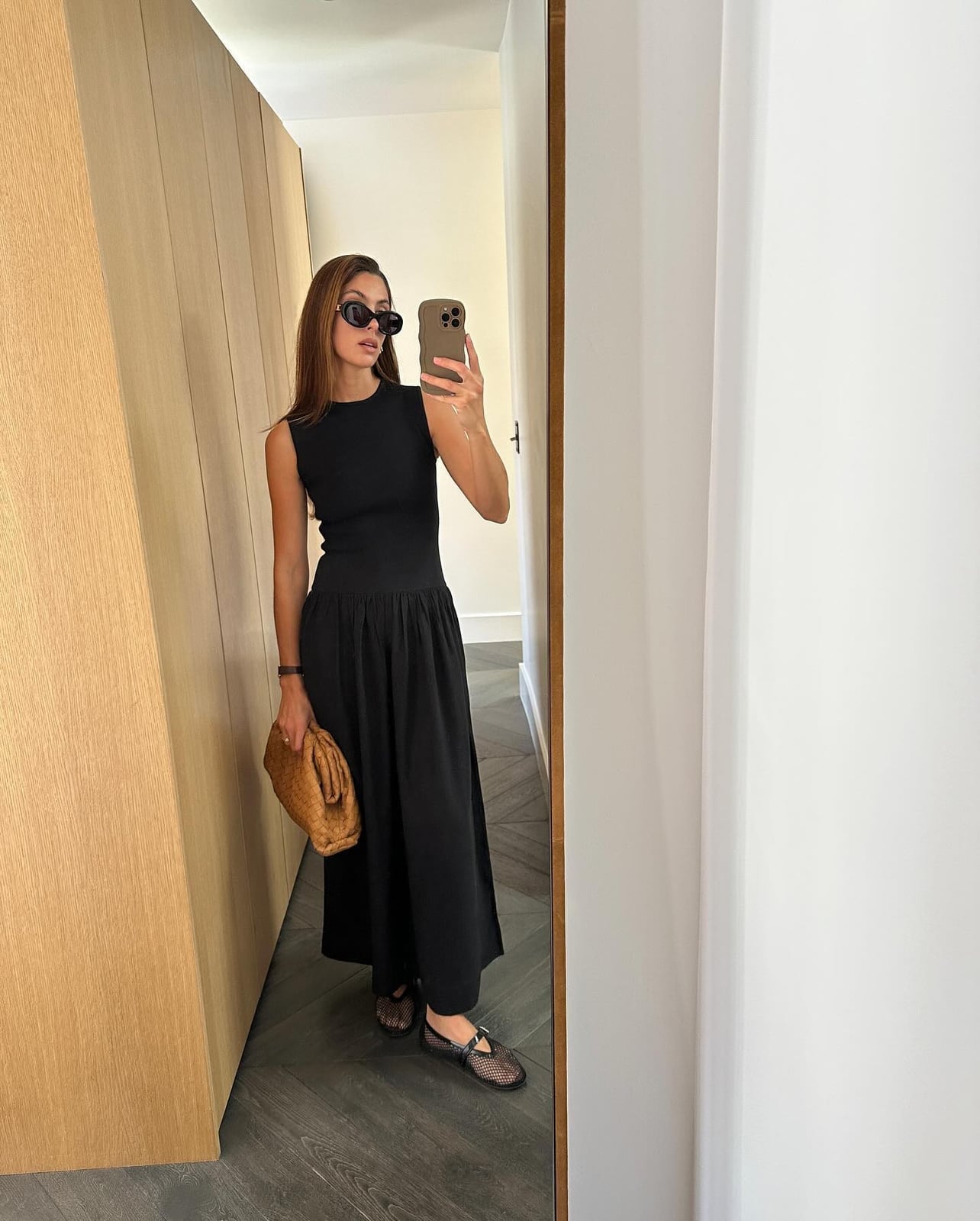 Black Sleeveless Top with Wide-Leg Trousers Black Sleeveless Top with Wide-Leg Trousers — Simple Dinner Outfits Night