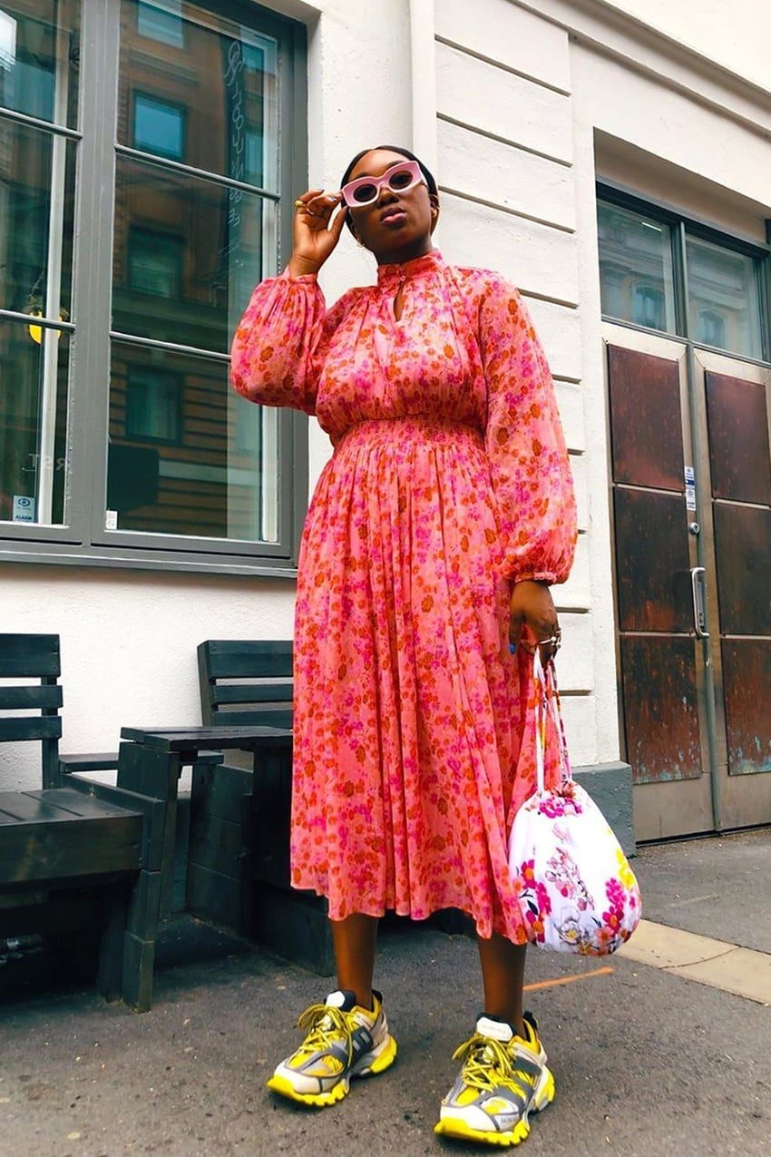 Floral Midi Dress With Voluminous Sleeves And Sneakers — Simple Dress with Sneakers
