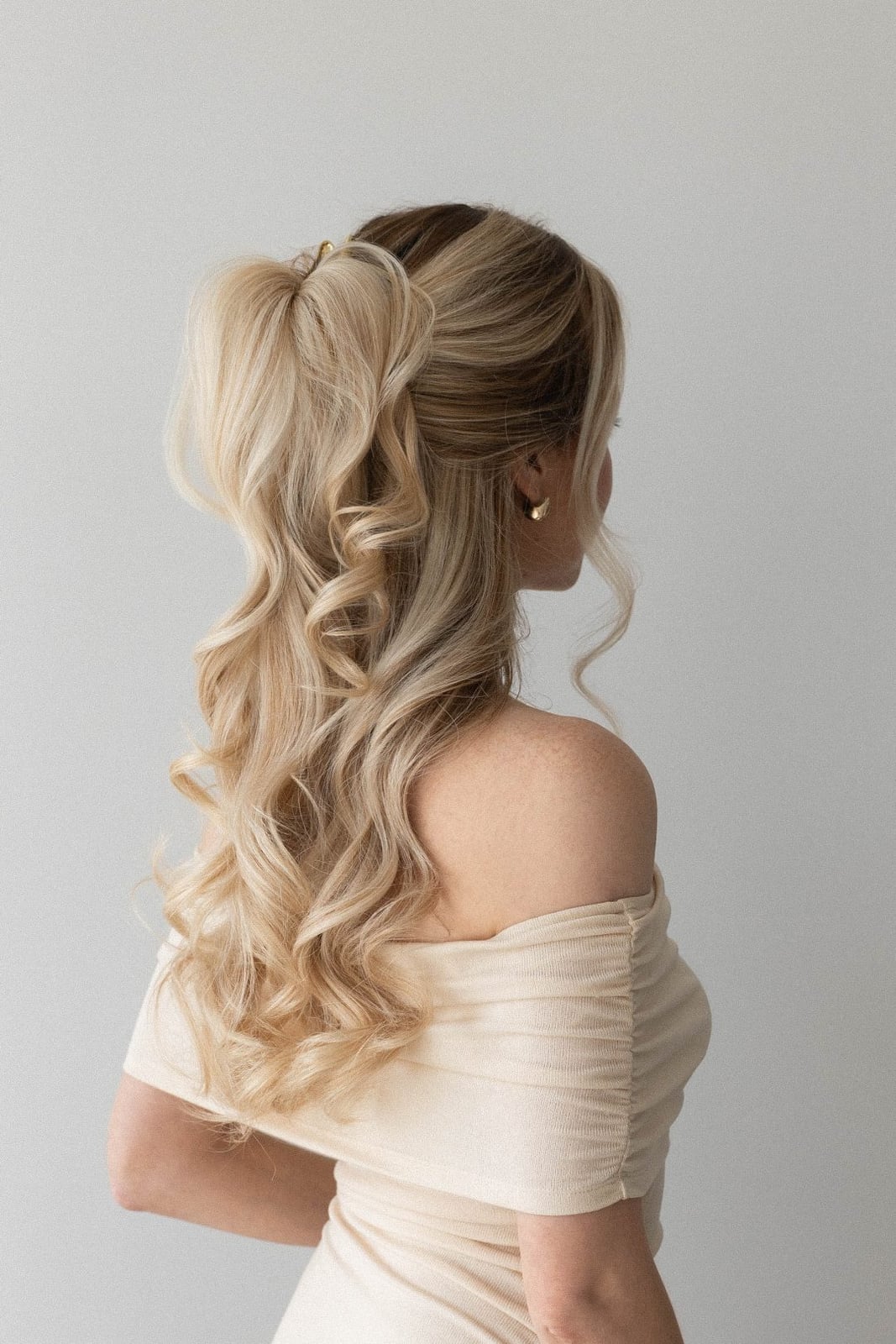 Blonde Bob With Wavy Texture Blonde Bob With Wavy Texture — Simple Dresses Hairstyles