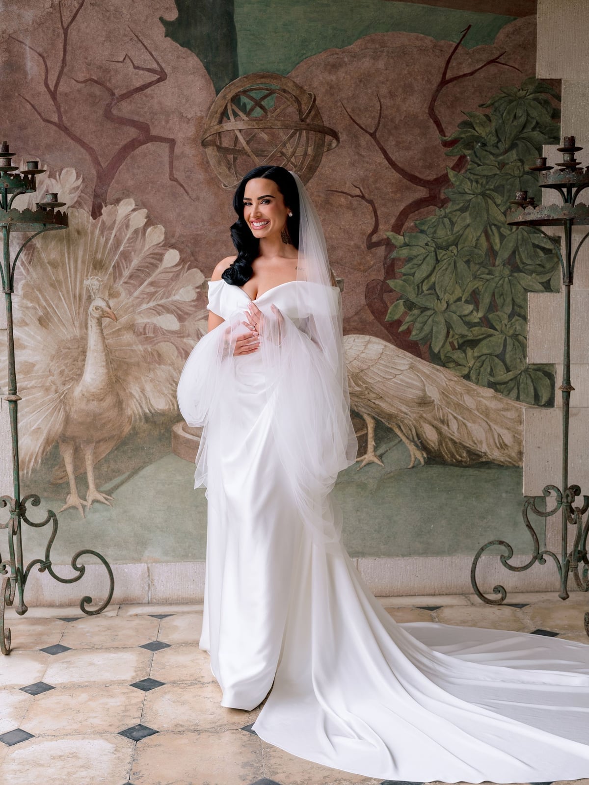 Shoulder Length Wavy Curls With Veil Shoulder Length Wavy Curls With Veil — Simple Dresses Hairstyles