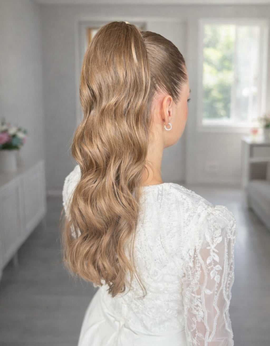 High Ponytail With Honey Blonde Waves High Ponytail With Honey Blonde Waves — Simple Dresses Hairstyles