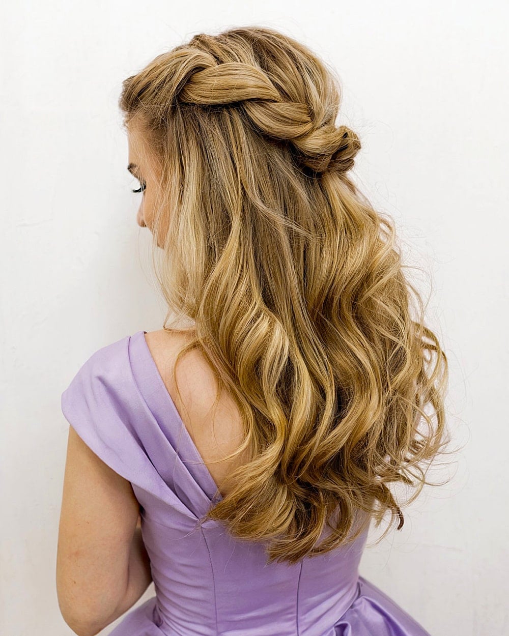 Mid-Back Blonde Balayage With Braid Mid-Back Blonde Balayage With Braid — Simple Dresses Hairstyles