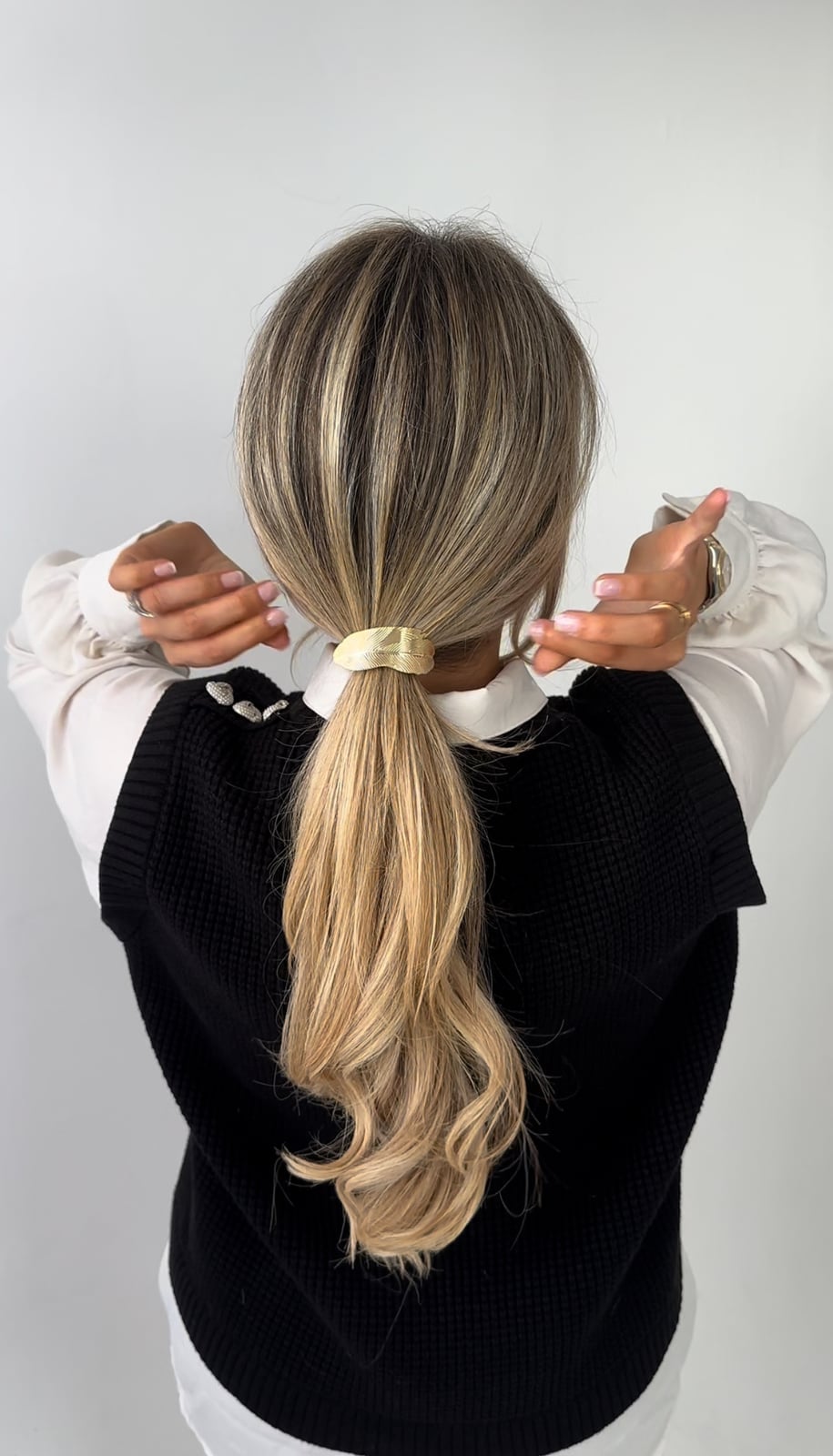 Mid-Back Ash Blonde High Ponytail With Loose Waves Mid-Back Ash Blonde High Ponytail With Loose Waves — Simple Extensions Hairstyles