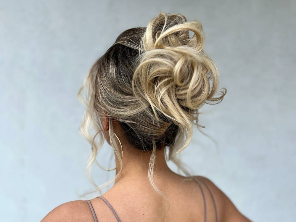 Long Wavy Blonde Messy Updo With Dark Roots Long Wavy Blonde Messy Updo With Dark Roots — Simple Extensions Hairstyles