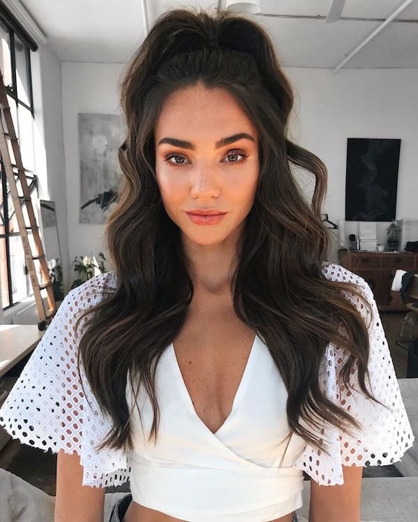 Mid-Back Honey Blonde Loose Waves With Curtain Bangs Mid-Back Honey Blonde Loose Waves With Curtain Bangs — Simple Extensions Hairstyles
