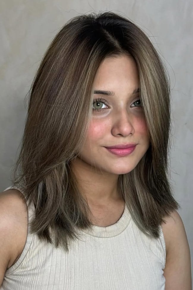 Collarbone Ash Brown With Blonde Highlights Collarbone Ash Brown With Blonde Highlights — Simple Face Framing Highlights