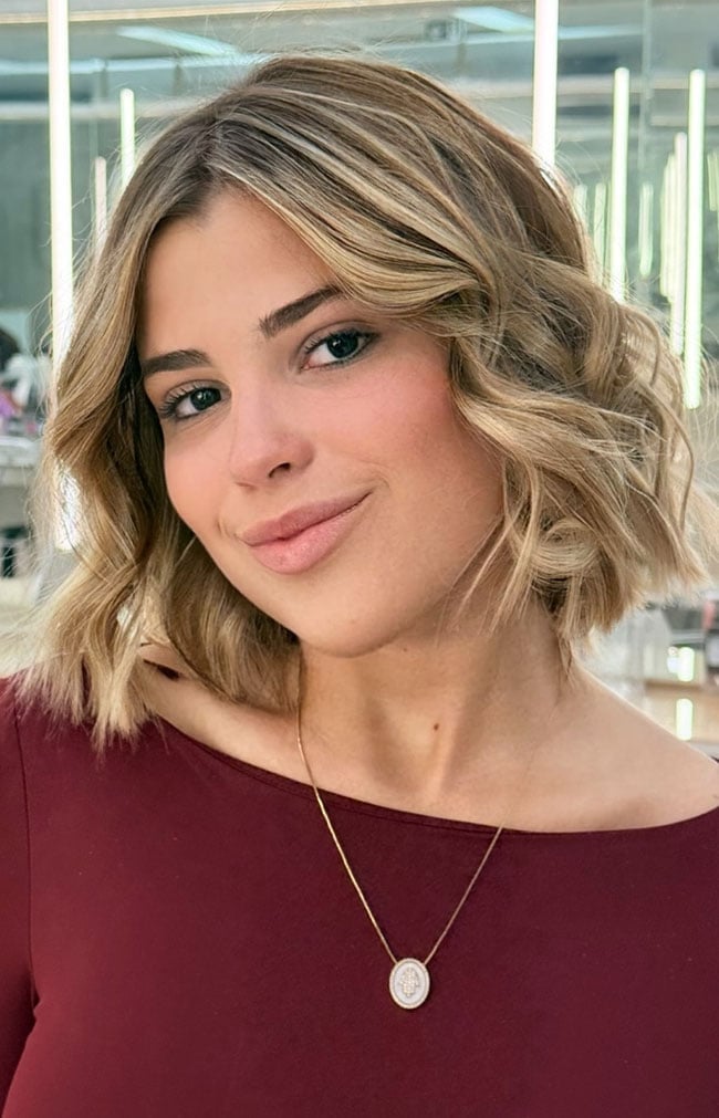 Chin Length Blunt Bob With Honey Balayage Chin Length Blunt Bob With Honey Balayage — Simple Face Framing Highlights