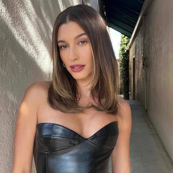 Mid-Back Dark Brown With Blonde Money Piece Mid-Back Dark Brown With Blonde Money Piece — Simple Face Framing Highlights