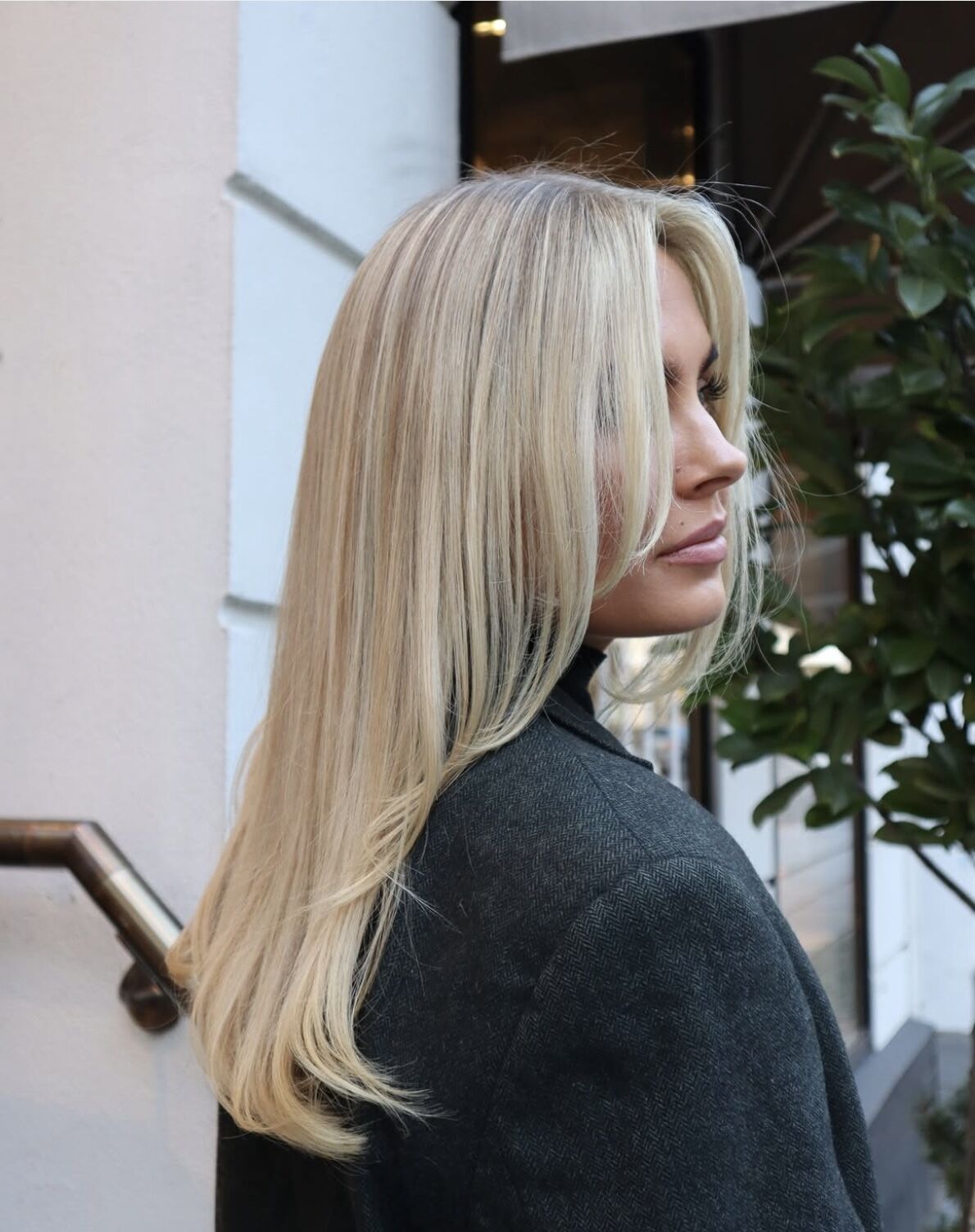 Long Straight Ash Blonde With Curtain Bangs Long Straight Ash Blonde With Curtain Bangs — Simple Face Framing Highlights