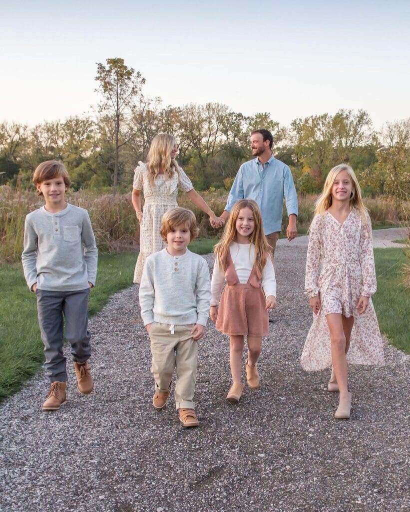 Coordinated Outfits with Neutrals, Pastels, and Blue Tones Coordinated Outfits with Neutrals, Pastels, and Blue Tones — Simple Family Photo Outfits