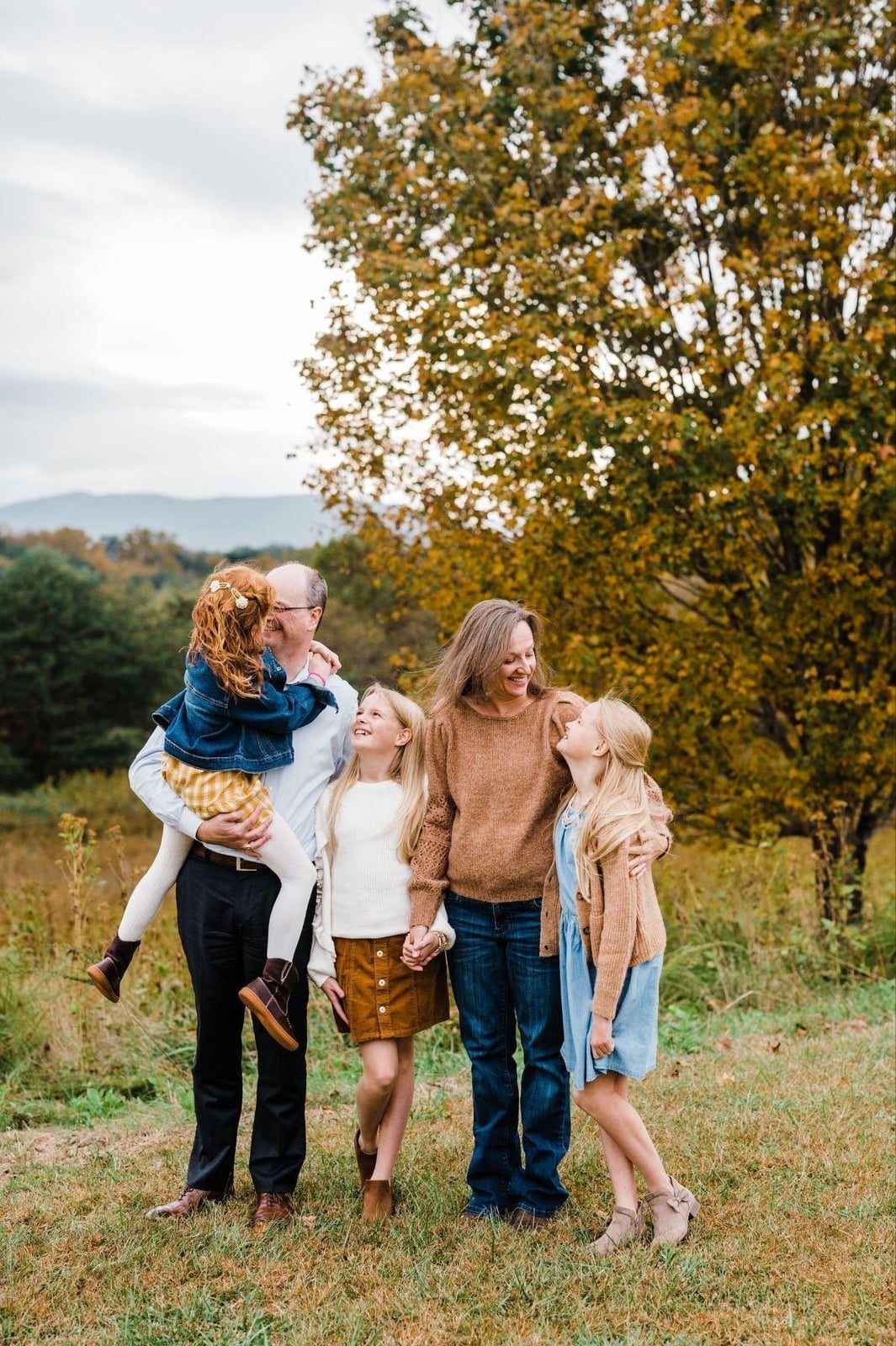 Autumnal Palette with Plaid and Corduroy for Family Photos Autumnal Palette with Plaid and Corduroy for Family Photos — Simple Family Photo Outfits