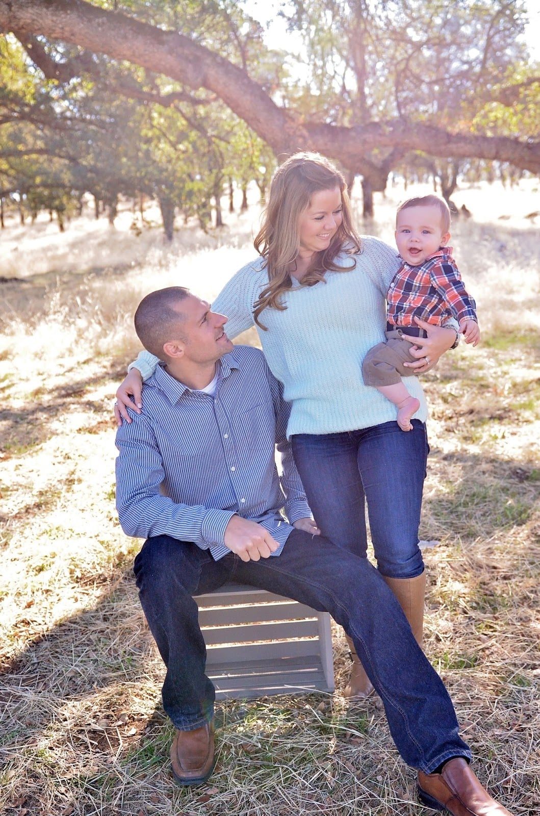 Light Blue Sweater and Dark Wash Jeans for an Outdoor Photo Light Blue Sweater and Dark Wash Jeans for an Outdoor Photo — Simple Family Photo Outfits