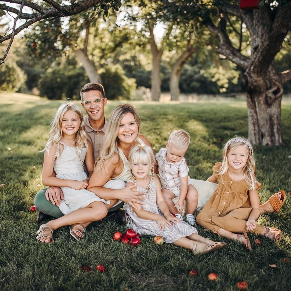 Soft Neutrals and Pastels for a Relaxed Family Gathering Soft Neutrals and Pastels for a Relaxed Family Gathering — Simple Family Photo Outfits