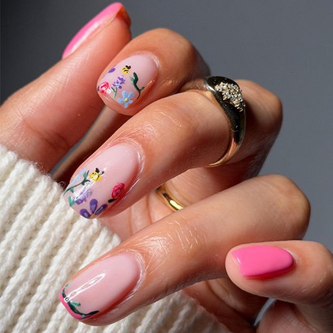 Short Oval French Tip with Floral Vines and Bees Short Oval French Tip with Floral Vines and Bees — Simple Floral Nails