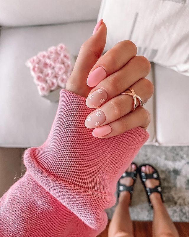 Matte Pink Nails with Glossy White Daisy Accents Matte Pink Nails with Glossy White Daisy Accents — Simple Floral Nails
