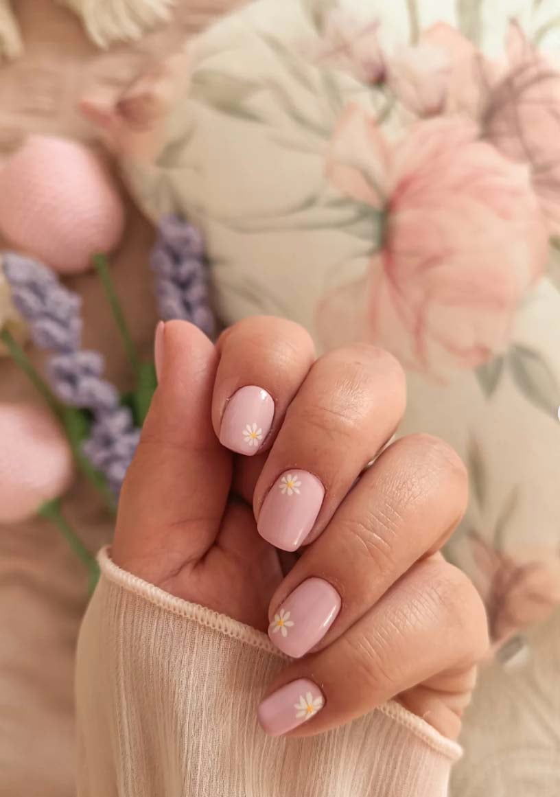 Short Square Light Pink Nails with Simple Daisies Short Square Light Pink Nails with Simple Daisies — Simple Floral Nails